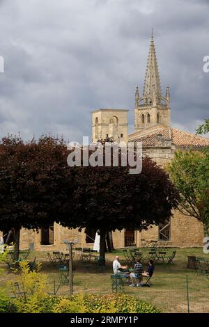 Die internationale Zusammenarbeit zwischen Saint-Emilion und Son vignoble. Le Village de Saint-Emilion EST classé parmi les plus Beaux Villages de France. Tour Stockfoto