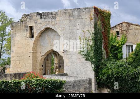 Die internationale Zusammenarbeit zwischen Saint-Emilion und Son vignoble. Le Village de Saint-Emilion EST classé parmi les plus Beaux Villages de France. Tour Stockfoto