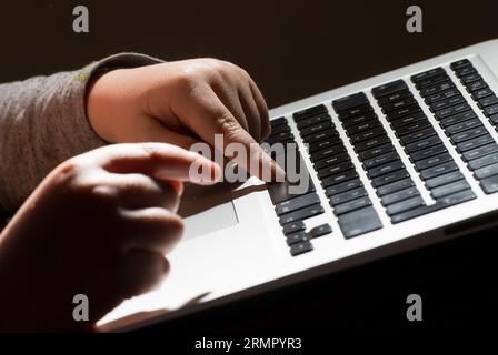 Dateifoto vom 26/05/22 eines Kindes, das einen Laptop verwendet. Benachteiligte Kinder erleiden häufiger online Schaden, wie neue Forschungsergebnisse vermuten lassen. Stockfoto