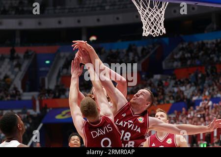 Jakarta, Jakarta, Indonesien. 29. August 2023. JAKARTA, INDONESIEN ''“ AUGUST 29: Die Kanadierin Kelly Olynyk (C) wird von den lettischen Spielern im Spiel Kanada gegen Lettland während der FIBA Basketball-Weltmeisterschaft 2023 in Jakarta, Indonesien, am 29 2023. August herausgefordert. Die FIBA Basketball-Weltmeisterschaft 2023 findet vom 25. August bis zum 10. September 2023 in Jakarta, Indonesien, Manila, Philipines Dan Okinawa, Japan statt (Credit Image: © Sijori Images via ZUMA Press Wire) NUR REDAKTIONELL! Nicht für kommerzielle ZWECKE! Stockfoto