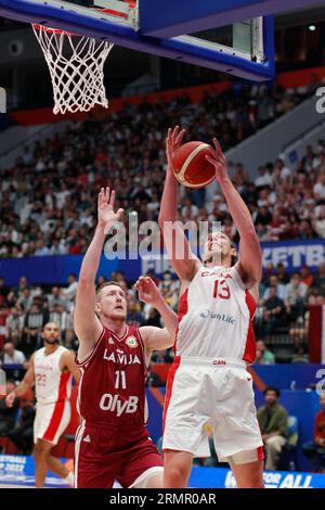 Jakarta, Jakarta, Indonesien. 29. August 2023. JAKARTA, INDONESIEN ''“ AUGUST 29: Der Kanadier Kelly Olynyk (R) wird am 29 2023. August 2023 in Jakarta, Indonesien, von der lettischen Rolands Smits (L) im Spiel Kanada gegen Lettland gefordert. Die FIBA Basketball-Weltmeisterschaft 2023 findet vom 25. August bis zum 10. September 2023 in Jakarta, Indonesien, Manila, Philipines Dan Okinawa, Japan statt (Credit Image: © Sijori Images via ZUMA Press Wire) NUR REDAKTIONELL! Nicht für kommerzielle ZWECKE! Stockfoto