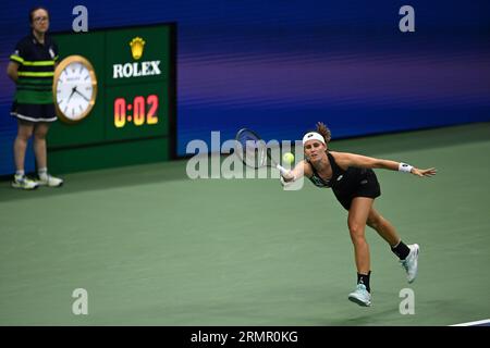 New York, Usa. 29. August 2023. Belgischer Gruß Minnen, dargestellt während eines Tennisspiels zwischen Belgischer Minnen und American Williams, in der ersten Runde der Women's Singles beim US Open Grand Slam Tennis Turnier 2023 in New York City, USA, Dienstag, 29. August 2023. BELGA FOTO TONY BEHAR Credit: Belga News Agency/Alamy Live News Stockfoto