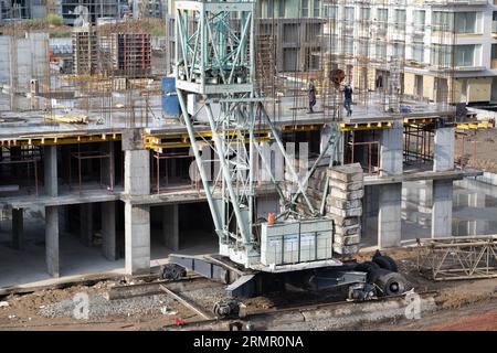 22.08.2023, Barnaul, Russland. Bauarbeiter arbeiten auf großen Baustellen, und es gibt viele Kräne, die im Bereich des Neubaus arbeiten. Stockfoto