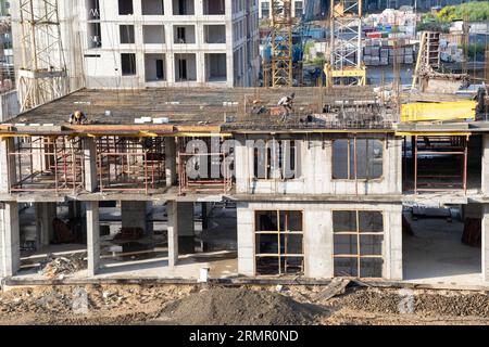 22.08.2023, Barnaul, Russland. Bauarbeiter arbeiten auf großen Baustellen, und es gibt viele Kräne, die im Bereich des Neubaus arbeiten. Stockfoto