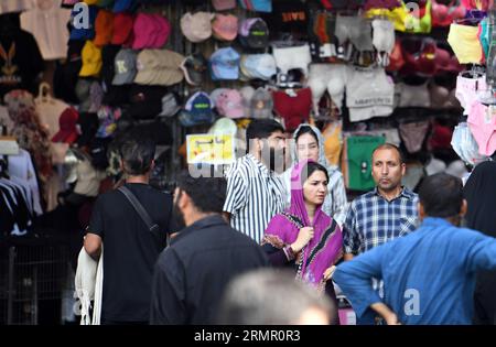 Teheran, Iran. 27. August 2023. Die Leute kaufen auf einem Basar in Teheran, Iran, am 27. August 2023 ein. Quelle: Shadati/Xinhua/Alamy Live News Stockfoto