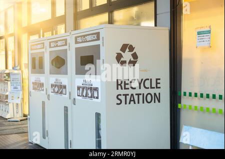 Recyceln Sie Abfalleimer oder Müll in der Öffentlichkeit und zu Hause für die Müllentsorgung. Mülltonne für umweltfreundliches Bewusstsein und Recyclingkonzept. Stockfoto