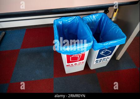 Recyceln Sie Abfalleimer oder Müll in der Öffentlichkeit und zu Hause für die Müllentsorgung. Mülltonne für umweltfreundliches Bewusstsein und Recyclingkonzept. Stockfoto