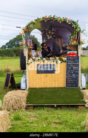 Lady J Drinks Stand auf dem Steam & Vintage fest, Fordingbridge, Hampshire UK im August Stockfoto