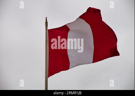 Große peruanische Flagge, die im Wind winkt Stockfoto