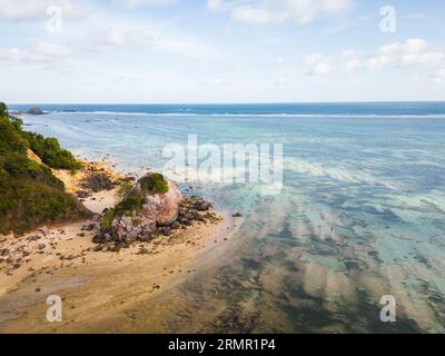 Lombok, Indonesien, Strand Ozeandrohnen Landschaft aus der Vogelperspektive in Kuta Mandalika Beach Gegend. Lombok ist eine Insel in der indonesischen Provinz West Nusa Tenggara. Stockfoto