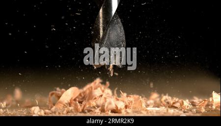 Holzspäne auf einem Holzbrett drehen, Chips machen Stockfoto