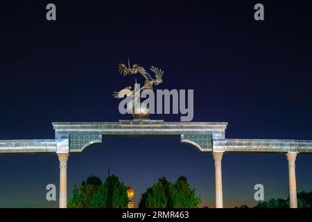 Taschkent, Usbekistan - 12. August 2023: Denkmal der Unabhängigkeit mit nächtlicher Beleuchtung auf dem Unabhängigkeitsplatz im Sommer in der Nacht. Stockfoto