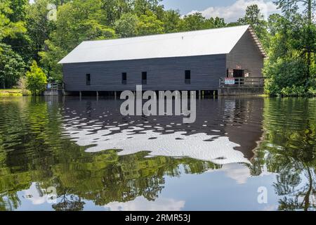 Historische Parrish Mill aus dem 19. Jahrhundert überdachte Brücke, Getreidemühle, Sägewerk und Gin aus Baumwolle im George L. Smith State Park in Twin City, Georgia. (USA) Stockfoto