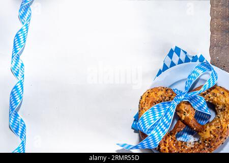 Oktoberfest Urlaub Hintergrund, Menü Mockup. Bayern Flagge oktoberfest Serviette, Brezel, Bierflasche und Becher auf altem rustikalem Holzhintergrund, c Stockfoto