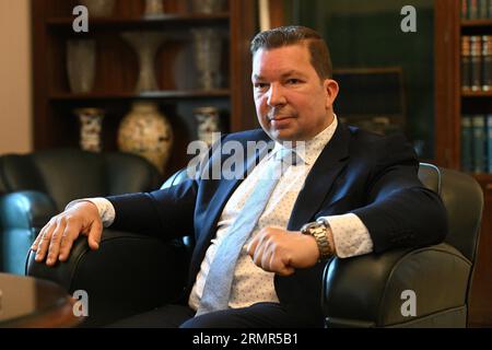 Prag, Tschechische Republik. 29. August 2023. Der tschechische Botschafter in den Vereinigten Staaten Miloslav Stasek spricht mit dem Journalisten der tschechischen Presseagentur in Prag, Tschechische Republik, 29. August 2023. Quelle: Michal Kamaryt/CTK Photo/Alamy Live News Stockfoto