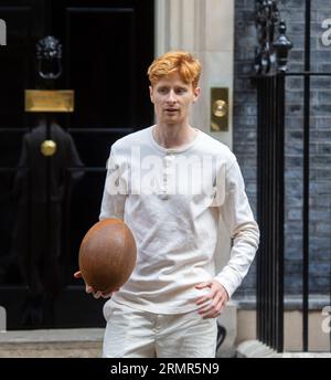 London, Vereinigtes Königreich. August 29 2023. Jake Barraclough posiert mit einem Rugby-Ball vor der 10 Downing Street, London, als er den 200. An markiert Stockfoto