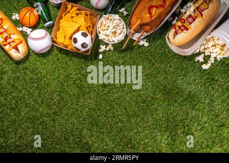 Traditionelles Sportstadionessen und Bierhintergrund, verschiedene Baseball-, Basketball-, Fußball-Fans und Stadion-Snacks, Chips, Saucen, Hot Dogs wi Stockfoto