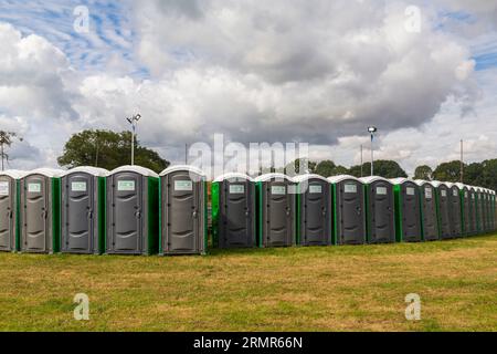 Lange Reihe von temporären Toiletten tragbare Toiletten im Steam & Vintage fest, Fordingbridge, Hampshire UK im August Stockfoto