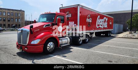 New York City, USA - 08. Juli 2023: Kenworth T680 Coca-Cola Truck Transport Stockfoto