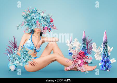 Tauchen Sie ein in die Ruhe mit diesem fesselnden Bild einer jungen Frau, die inmitten eines lebendigen Wandteppichs aus abstrakten Blumen, Korallen und Meer sitzt Stockfoto