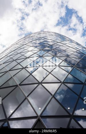 Nahaufnahme von Glasscheiben auf dem berühmten Norman Foster Gherkin Wolkenkratzer in der City of London, England, Großbritannien Stockfoto