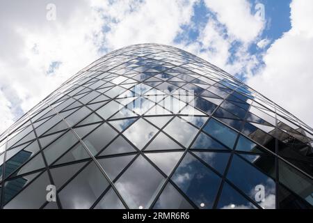 Nahaufnahme von Glasscheiben auf dem berühmten Norman Foster Gherkin Wolkenkratzer in der City of London, England, Großbritannien Stockfoto