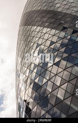 Glaspaneele auf dem berühmten Norman Foster Gherkin Wolkenkratzer in der City of London, England, Großbritannien Stockfoto