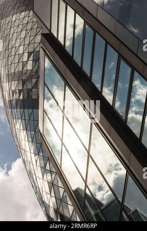 Glaspaneele auf dem berühmten Norman Foster Gherkin Wolkenkratzer in der City of London, England, Großbritannien Stockfoto