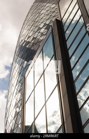 Glaspaneele auf dem berühmten Norman Foster Gherkin Wolkenkratzer in der City of London, England, Großbritannien Stockfoto