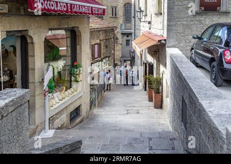 SAN MARINO, SAN MARINO - 11. MÄRZ 2023: Dies ist eine der Treppen der Altstadt mit kleinen Cafés und Geschäften. Stockfoto