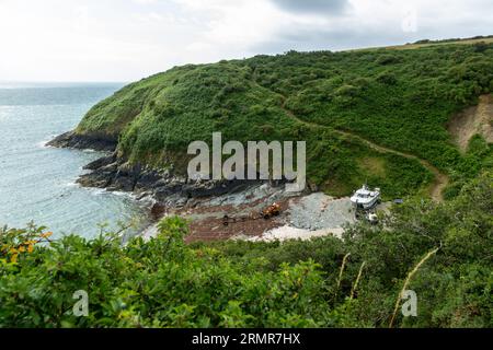 Porth Meudwy ist eine abgeschiedene Bucht, von der aus das Boot nach Bardsey Island ablegt. Stockfoto