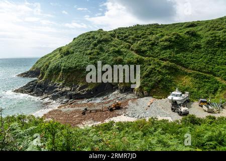 Porth Meudwy ist eine abgeschiedene Bucht, von der aus das Boot nach Bardsey Island ablegt. Stockfoto