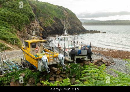 Porth Meudwy ist eine abgeschiedene Bucht, von der aus das Boot nach Bardsey Island ablegt. Stockfoto