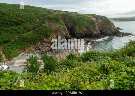 Porth Meudwy ist eine abgeschiedene Bucht, von der aus das Boot nach Bardsey Island ablegt. Stockfoto