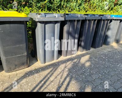 Viele Mülltonnen stehen in Einer Reihe Stockfoto