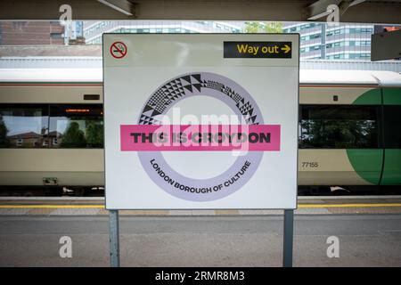 CROYDON, LONDON – 29. AUGUST 2023: Schild des Bahnhofs West Croydon, auf dem Croydon als Londoner Kulturbezirk für 2023 bekannt gemacht wird Stockfoto