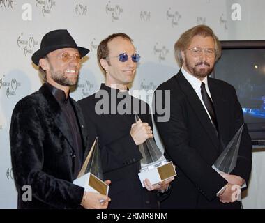 LOS ANGELES, CA. 27. Januar 1997: The Bee Gees Barry Gibb, Maurice Gibb & Robin Gibb bei den American Music Awards 1997 in Los Angeles. Bild: Paul Smith / Featureflash Stockfoto