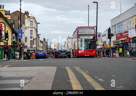 CROYDON, LONDON – 29. AUGUST 2023: High Street Szene an der London Road in Croydon, Süd-London Stockfoto