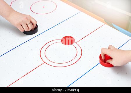 Spielen auf dem Tisch Spiel Air Hockey zu Hause Stockfoto