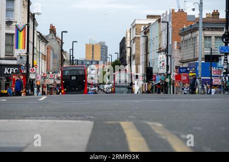 CROYDON, LONDON – 29. AUGUST 2023: High Street Szene an der London Road in Croydon, Süd-London Stockfoto