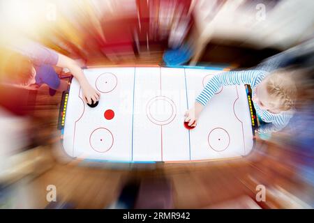 Kinder, die zu Hause auf dem Air Hockey spielen Stockfoto