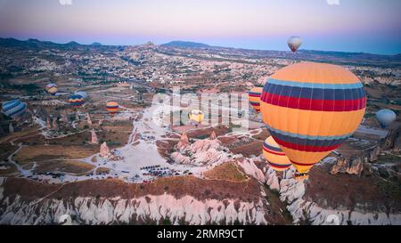 Bunte Heißluftballons. Sonnenaufgang in Kappadokien. Bunte Ballons fliegen während des Sonnenaufgangs im Tal. Goreme, Nevsehir, Kappadokien Stockfoto
