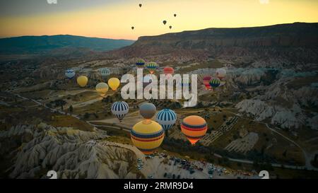 Viele Heißluftballons über den Felsformationen der Feenschornsteine. Luftaufnahme von Kappadokien. Goreme, Provinz Nevsehir, Türkei Stockfoto