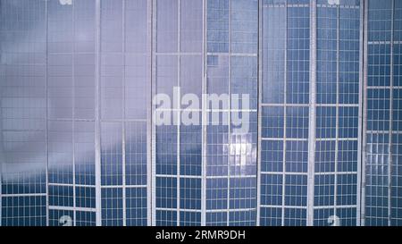 Draufsicht des Industriegebäudes mit auf dem Dach installierten Photovoltaikpaneelen Sonnenkollektor auf dem Dach eines Industriebaus. Solar-PV-Panels aeria Stockfoto