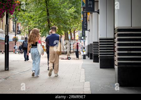 CROYDON, LONDON – 29. AUGUST 2023 Straßenkünstler in der Shopping Street Szene im Stadtzentrum von Croydon Stockfoto