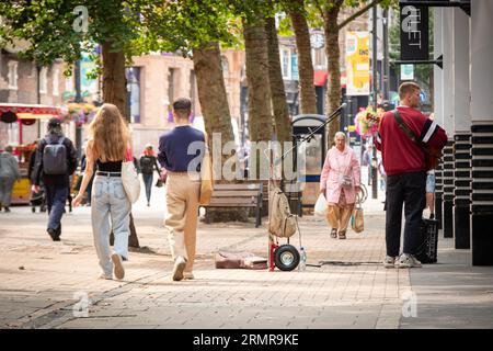 CROYDON, LONDON – 29. AUGUST 2023 Straßenkünstler in der Shopping Street Szene im Stadtzentrum von Croydon Stockfoto