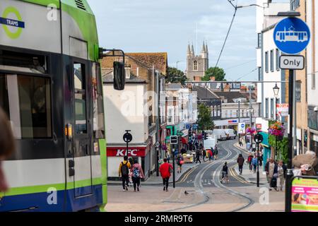 CROYDON, LONDON - 29. AUGUST 2023: Tramlink Tram an der Church Street im Stadtzentrum von Croydon Stockfoto