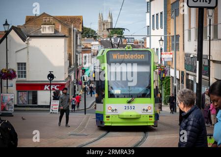 CROYDON, LONDON - 29. AUGUST 2023: Tramlink Tram an der Church Street im Stadtzentrum von Croydon Stockfoto