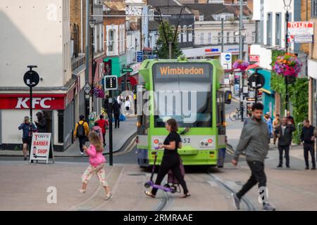 CROYDON, LONDON - 29. AUGUST 2023: Tramlink Tram an der Church Street im Stadtzentrum von Croydon Stockfoto