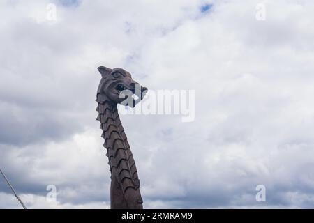 Aushängeschild auf dem Bug einer großformatigen Nachbildung eines wikingerschiffs, gegen einen Himmel Stockfoto